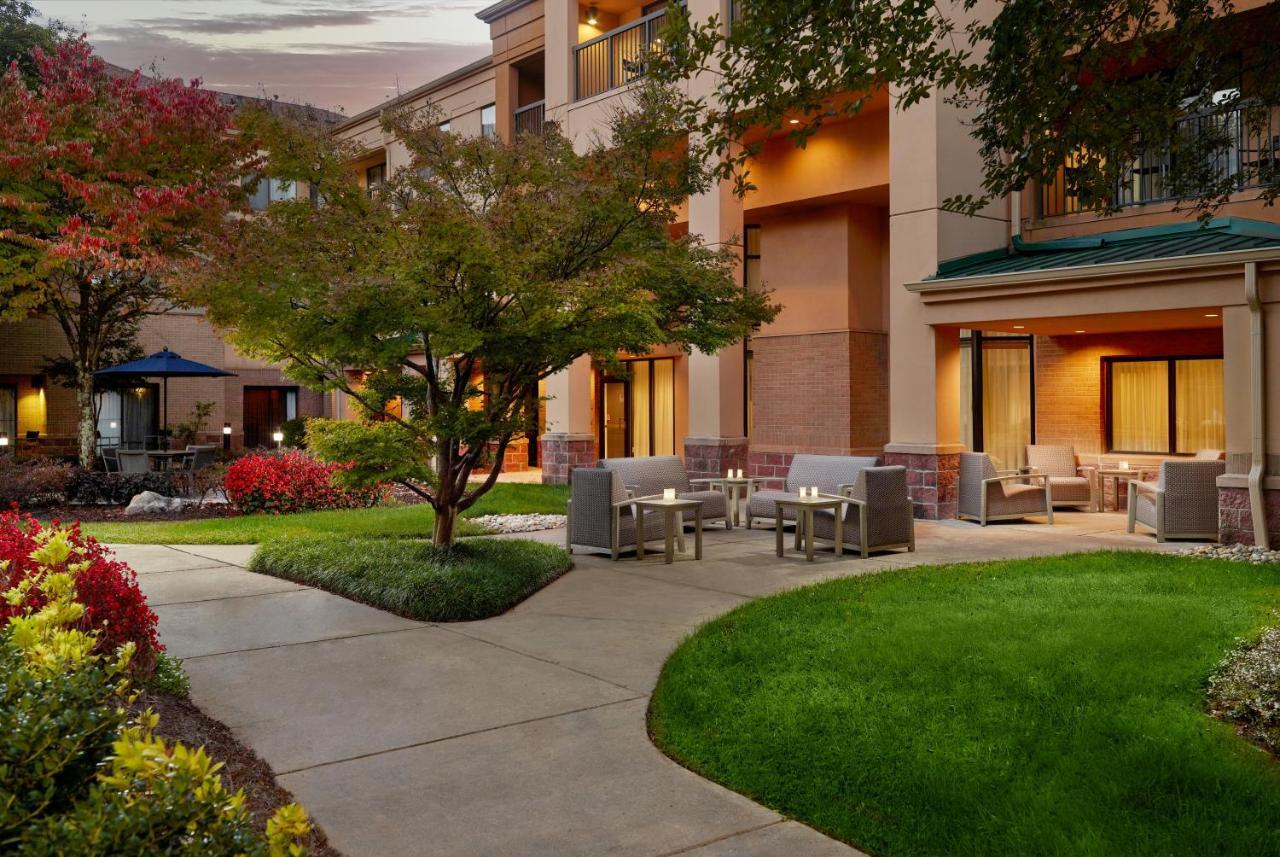 Courtyard By Marriott Atlanta Alpharetta Hotel Exterior photo